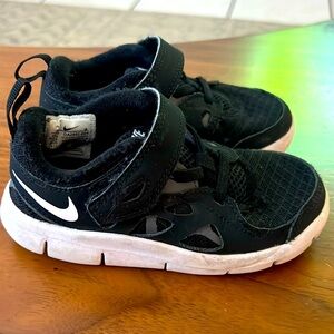 Nike Free Run 2 Toddler Size 9 Black and White